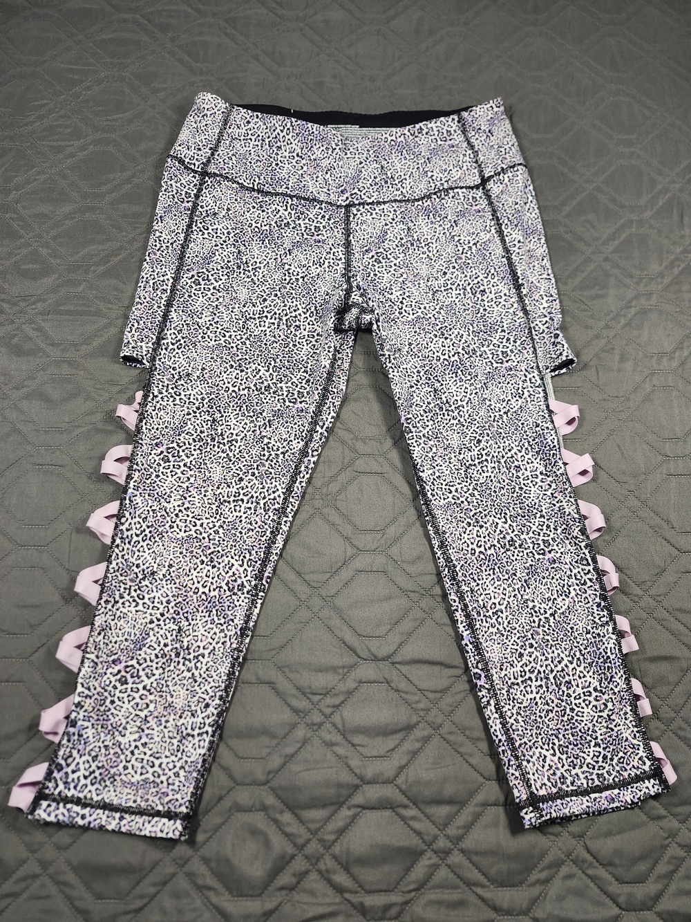 Victoria Sport Knockout capri activewear leggings size L lattice/strappy